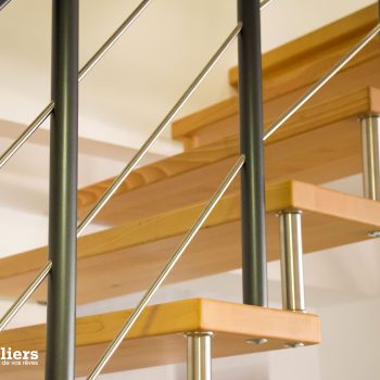 escalier_design-suspendu_2-quarts-tournant_bois-laque_ballustre-inox_02-artescaliers