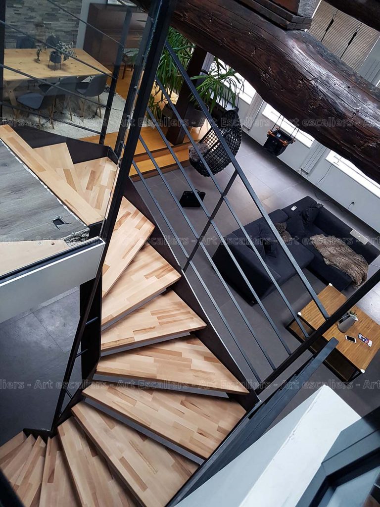 Escalier INDUSTRO en métal et bois et garde-corps droit en verre plein