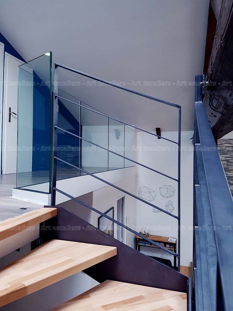 Escalier INDUSTRO en métal et bois et garde-corps droit en verre plein