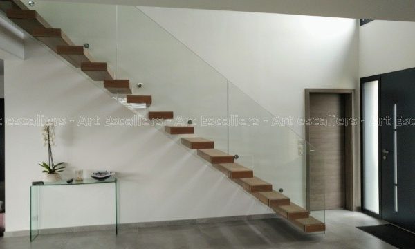 Escalier design FUTURA by Artescaliers réalisé à Thionville. Garde-corps en full verre