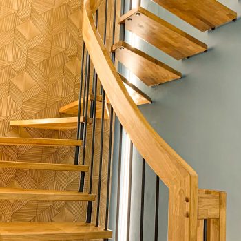 escalier_design-suspendu_2-quarts-tournant_bois-laque_ballustre-inox_02-artescaliers