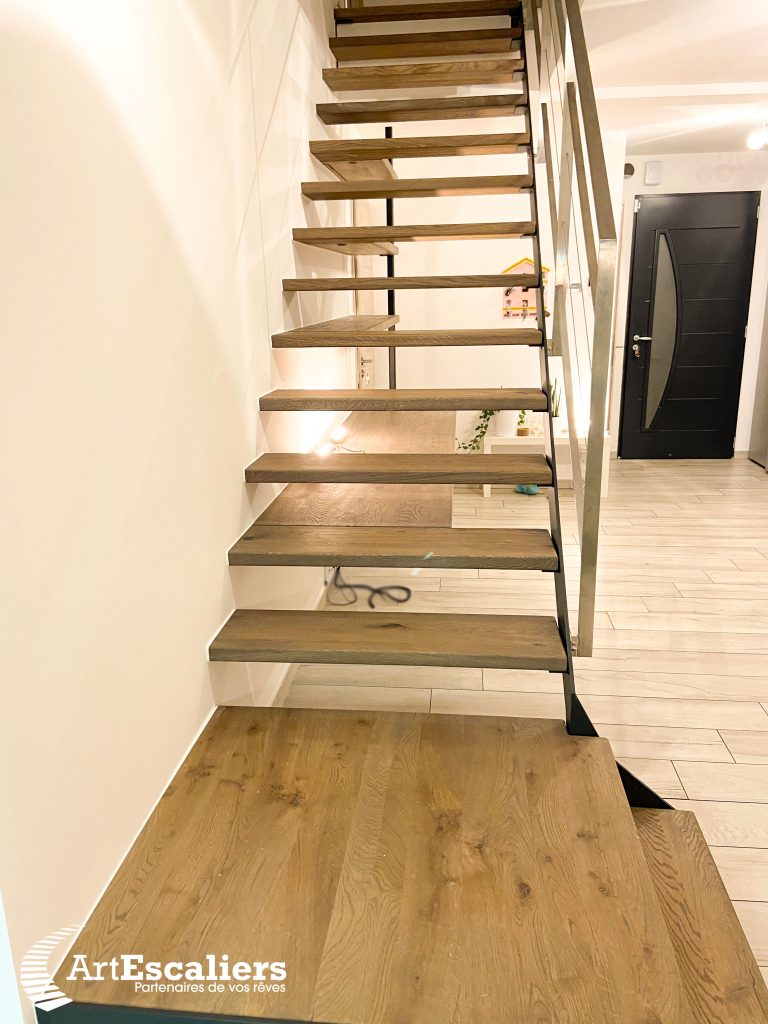 Escalier-fin-moderne-bois-acier-inox