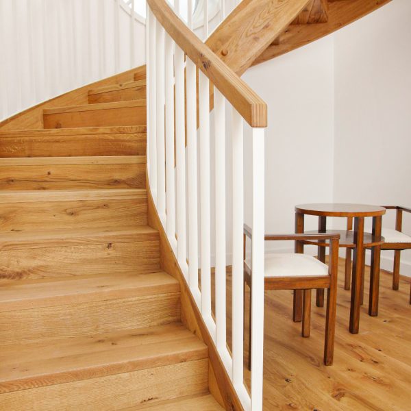 escalier traditionnel chene